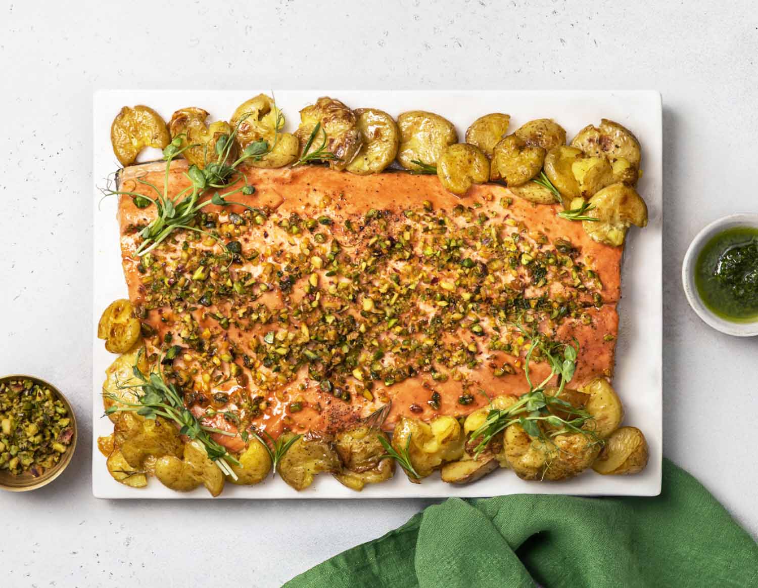 Лосось под фисташками