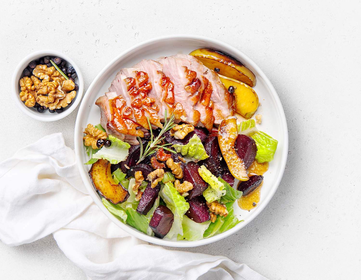 Утиная грудка с ревенем и свеклой