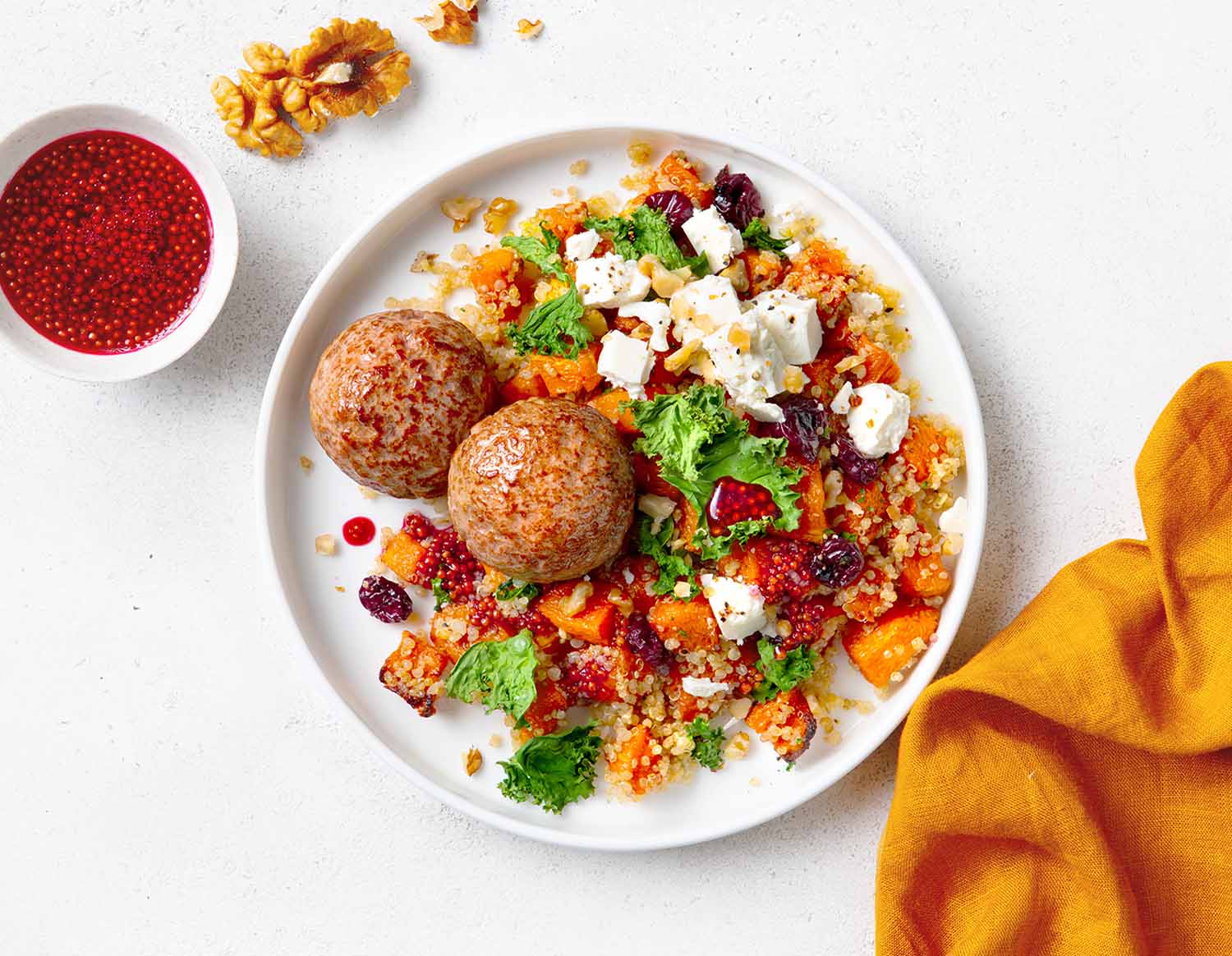 Фрикадельки из оленя с вишнёвым салатом,